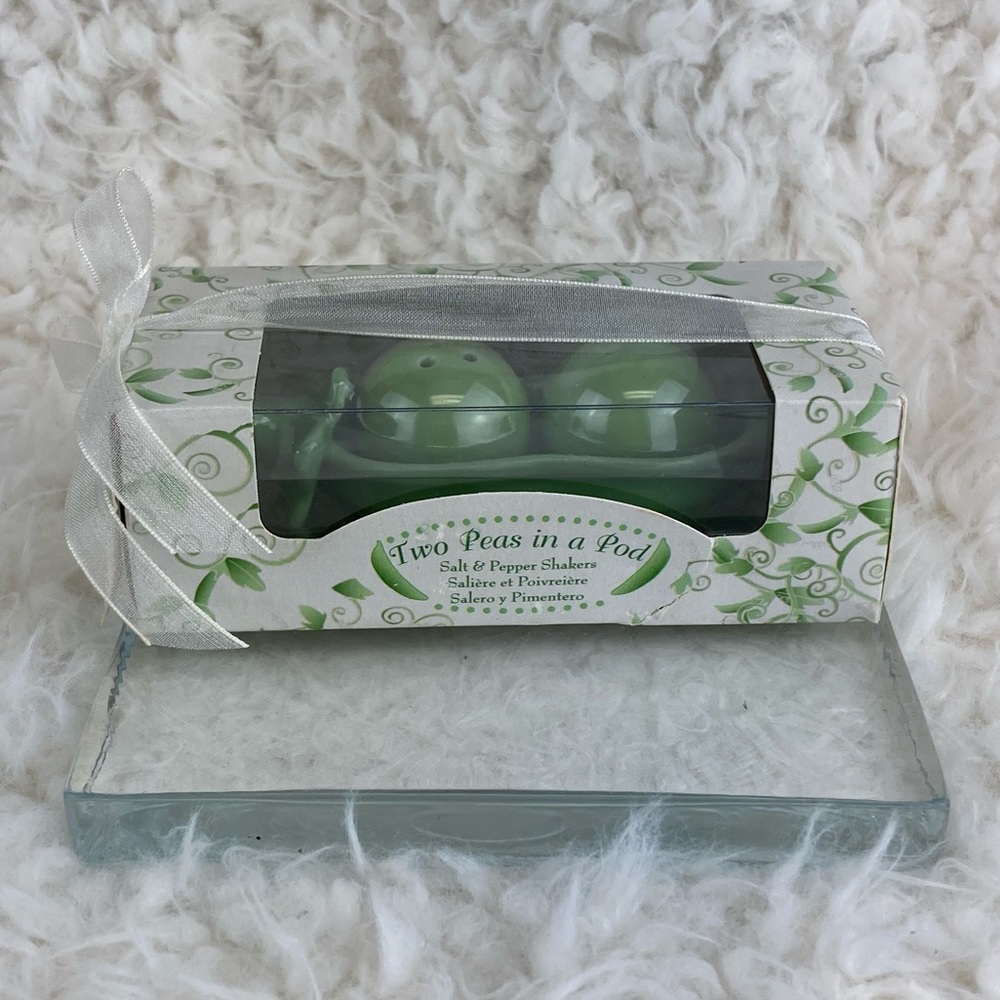 Kate Aspen Two Peas in a Pod Salt & Pepper Set
